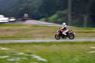 Motorkář ujížděl na D8 v protisměru, policie dálnici uzavřela - Novinky